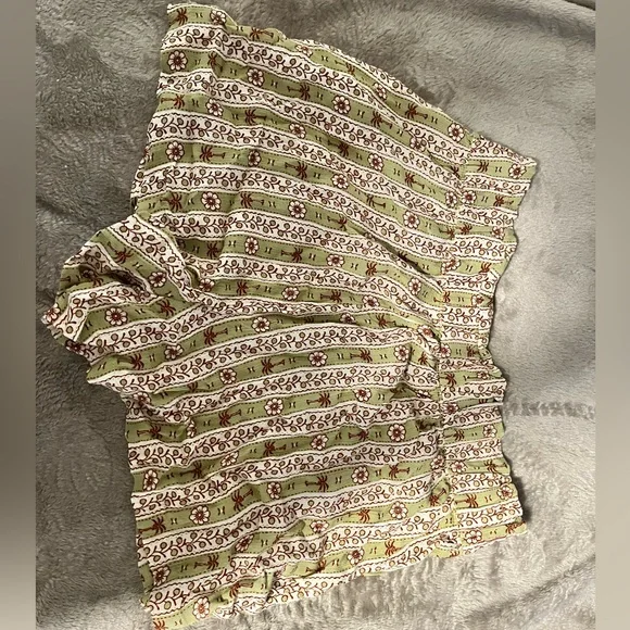 patterned flowy shorts - Picture 2 of 3